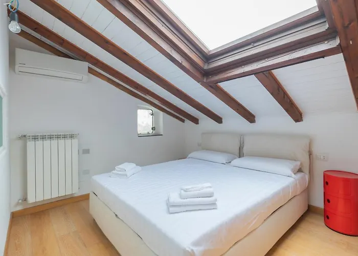 Loft Artigianale: design in Legno e Terrazzo Panoramico su Milano